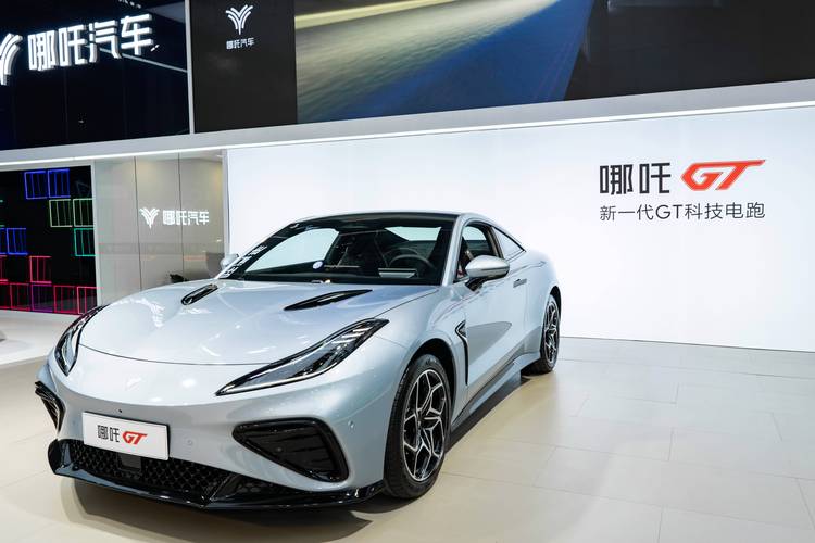 广州162哪吒汽车在智能汽车领域的表现，领途汽车在新能源汽车市场中的影响力